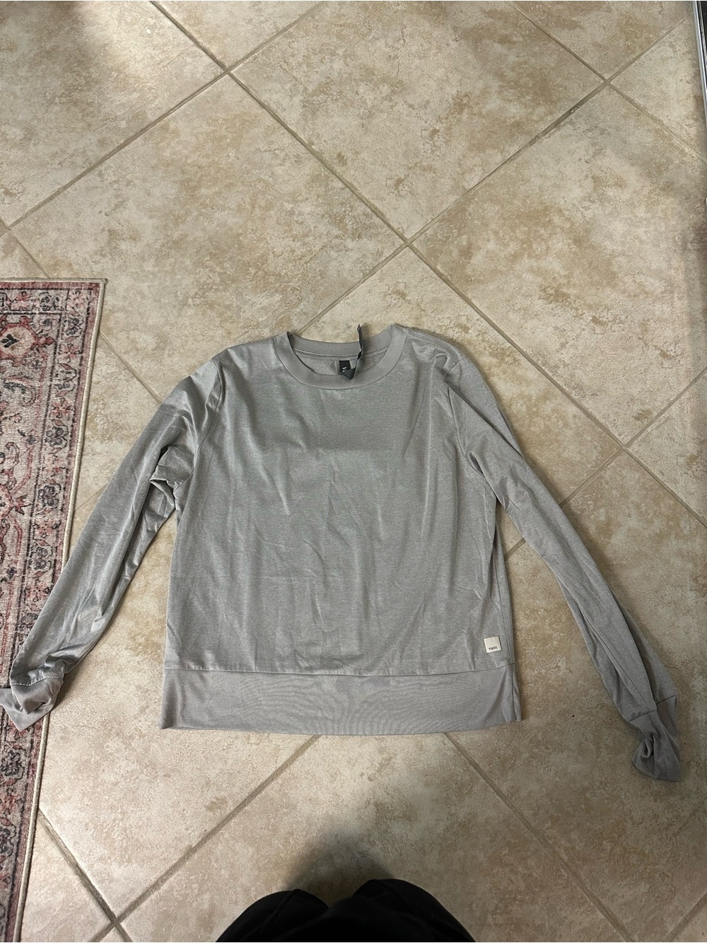 Vuori women’s long sleeve gray top size medium